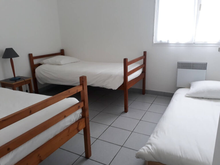 chambre 2 lits avec lit tiroir PMR - Location Hameau de Saintonge