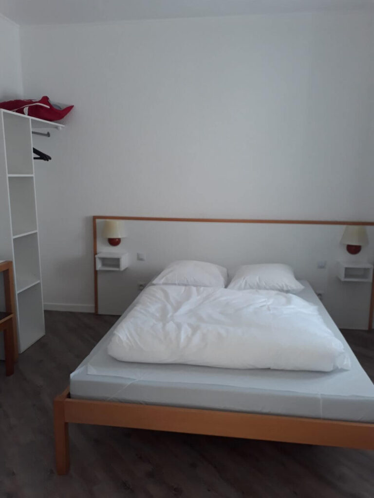 chambre grand lit logement 6 et 8 personnes (1) - Locations Hameau de Saintonge