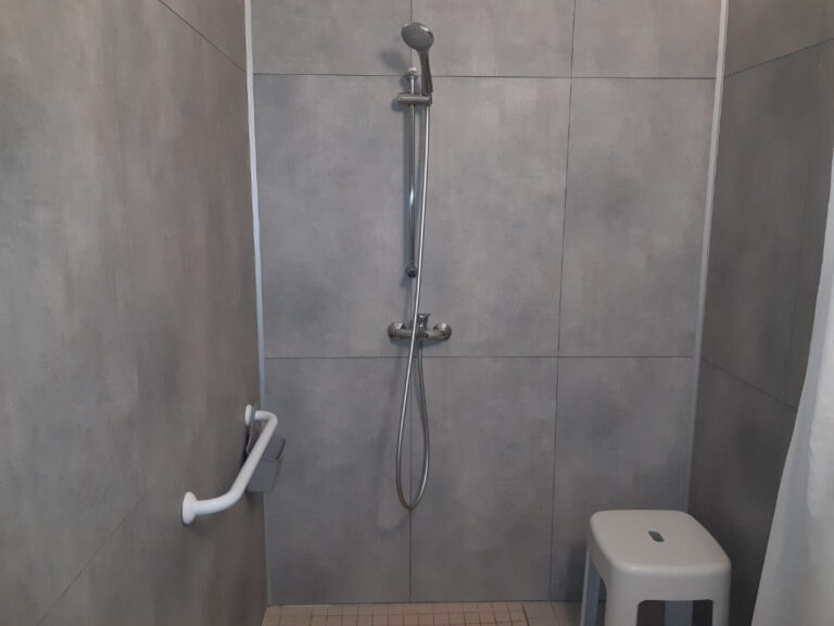 salle de douche PMR - Locations Hameau de Saintonge